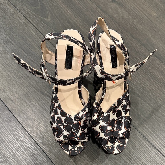 Heart Patterned Platform Sandals - Picture 4 of 7